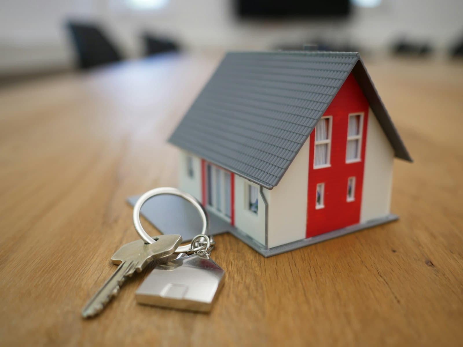 Pareja recibiendo las llaves de su apartamento en Santo Domingo